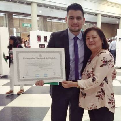 La mamá de Rodney llegó de Venezuela justo el día que le entregaron el título