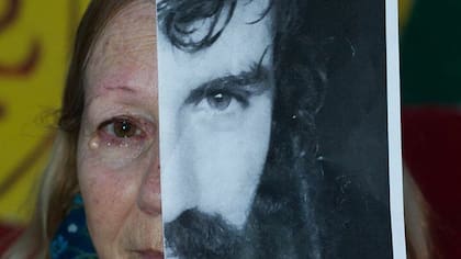 La mamá de Santiago Maldonado, con la foto de su hijo desaparecido