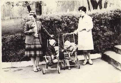 La mamá y la tía de Natalia, con su hermano y un primo en cochecito