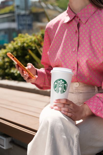 La mañana empieza mejor con un café en mano.