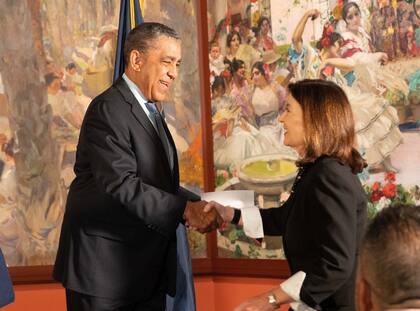 La mandataria homenajeó a profesionales de la salud en las comunidades hispanas