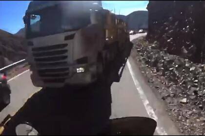 La manera imprudente de cruzar de carril del camionero pudo haber provocado una tragedia