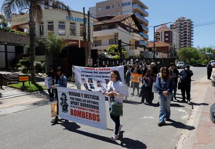 La manifestación de los familiares de los fallecidos en el derrumbe