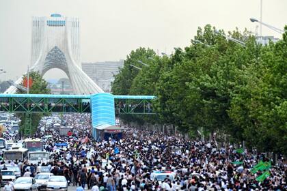 La manifestación en protesta por los resultados de las elecciones, con la torre Azadi de fondo