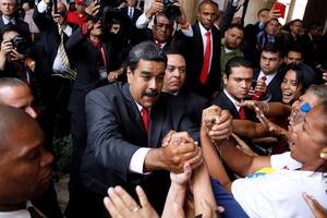 Cientos marchan en apoyo a Maduro por el atentado