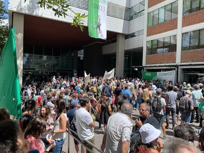 Manifestación en la explanada del Polo Científico en Palermo