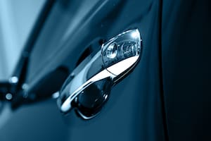 La manija de la puerta del auto tiene muchas utilidades además de las obvias conocidas