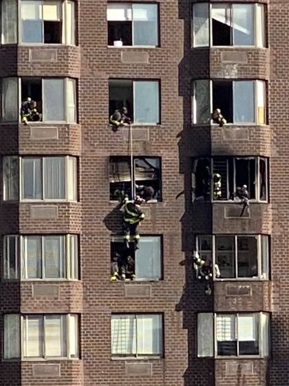 La maniobra de desalojo que practicaron los bomberos de Nueva York luego de la explosión e incendio de una bicicleta eléctrica en un edificio en Manhattan