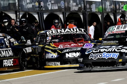 La maniobra desgraciada en Toay: Juan Cruz Benvenuti (Torino) queda atrapado detrás de Christian Ledesma (Chevrolet) y observa cómo Agustín Canapino (Chevrolet) lo supera en la calle de boxes