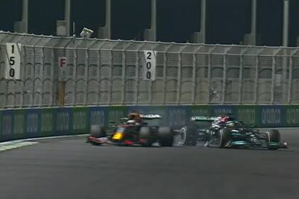 La maniobra polémica en Jeddah: Max Verstappen desacelera y Lewis Hamilton lo impacta levemente por detrás; los comisarios deportivos finalmente castigaron con una penalización de 10 segundos al piloto neerlandés de Red Bull Racing