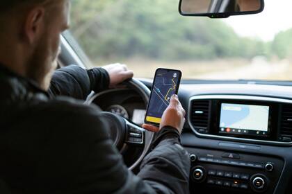 La manipulación de los dispositivos en la conducción está sancionada en el estado