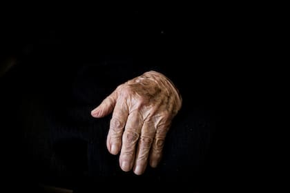La mano de Anna Mulas, de 100 años, de Seulo