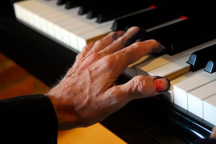 La mano de Charly en acción