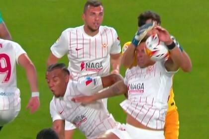 La mano de Diego Carlos de Sevilla que no sancionaron penal para Real Madrid