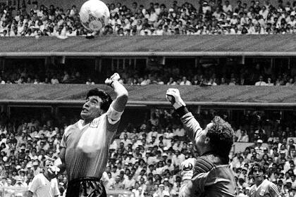 Estadio Azteca, 22 de junio de 1986. La mano de Dios a través del ojo atento de Longoni.