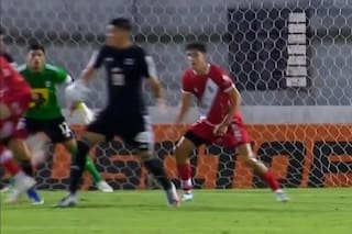 Un gol de caño y una polémica sobre el final: la clasificación de Riestra que sufrió Enzo Pérez como hincha