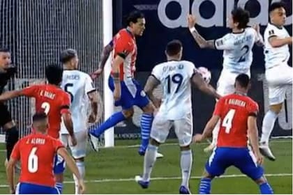 La pelota dará entre el brazo derecho y el torso de Nicolás Otamendi; el referí no cobró y ni siquiera consultó con el VAR.