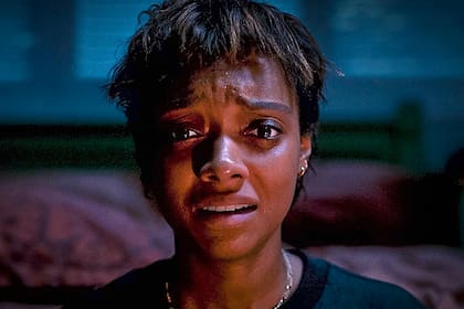 La mano de piedra es el elemento que trae espíritus del más allá