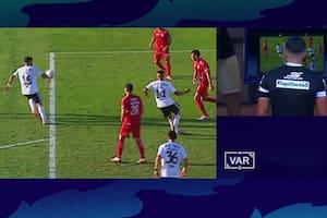 Del penal para Riestra, a uno para Barracas: el controvertido fallo del VAR en tiempo de descuento