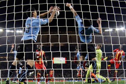 La mano de Suárez en Sudáfrica 2010 no sería penal, sería gol para Ghana