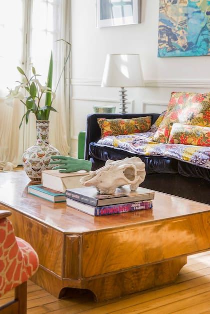 La mano es una pieza que heredó de su tía, que tenía un local de posters en la Galería del Este.