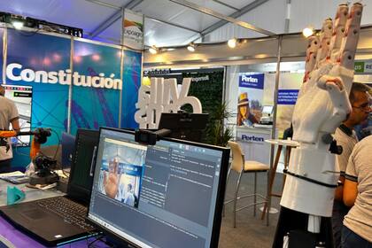 La mano está hecha con una impresora 3D