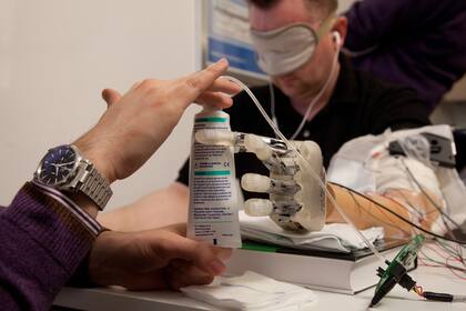 La mano permite sentir cuándo se está tocando un objeto, y si es flexible