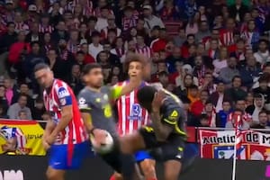 Atlético de Madrid reclamó a la UEFA por un penal fantasma que había hecho estallar de bronca a Simeone
