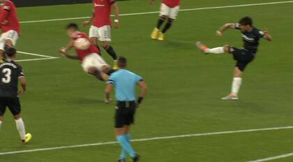 La mano que le cobraron a Lisandro Martínez en la derrota inesperada de Manchester United