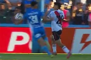 A River le falta chispa y al árbitro Arasa lo salvó el VAR: había cobrado un penal por una mano de Estudiantes afuera del área
