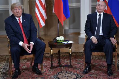 La manos juntas en forma de pirámide invertida es una marca registrada de Trump