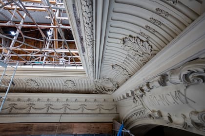 La mansarda original, construida en madera y revestida con pizarra, es uno de los sectores más comprometidos del edificio