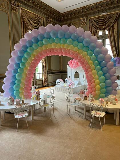 La mansión Álzaga Unzué se vistió de fiesta. La ambientación (con temática arcoiris) estuvo a cargo del Estudio Marisa Tenguerian y Proyectamar. Con juegos e inflables de Grupo Carcajadas. Hubo dulces del catering Four Seasons Hotel Buenos Aires y candy bar de Romi Fuks además de globos, luces y la música de los djs Gus Monzón y Eventmedia Global