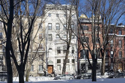 La Mansión Ayer fue diseñada por Louis Comfort Tiffany hace más de 100 años, es un ícono del vecindario Back Bay de Boston.