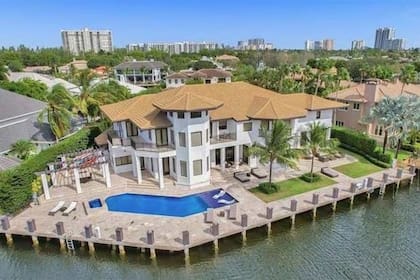 La mansión comprada por Lionel Messi cuenta con vista panorámica alrededor de un lago cubierto por 50 metros de agua
