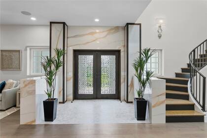 La mansión contiene cinco dormitorios, cinco baños completos y dos baños parciales