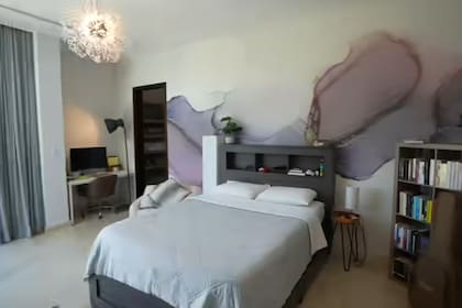 La mansión cuenta con ocho habitaciones, baños, cine, estudio de grabación, entre otras cosas