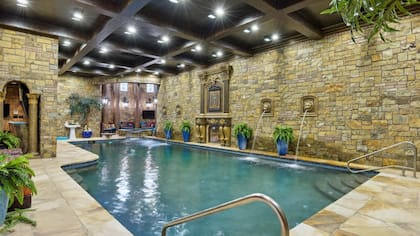 La mansión cuenta con piscinas cubiertas y al aire libre (FullPackageMedia)