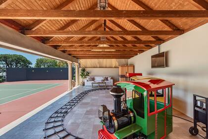 La mansión cuenta con un área de juegos infantil y cancha de tenis (thegambinogroup.com)