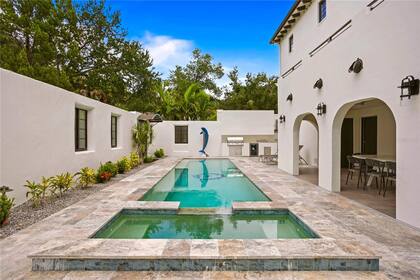 La mansión cuenta con una pileta climatizada con spa