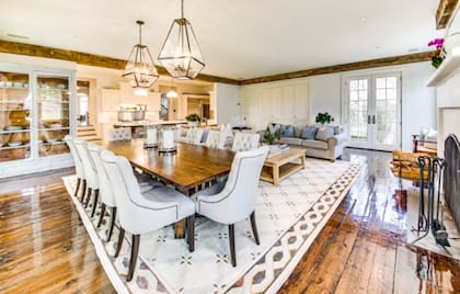 La mansión de Alec Baldwin en los Hamptons fue construida hace casi tres siglos, pero recientemente remodelada y ampliada (Saunders & Associates)