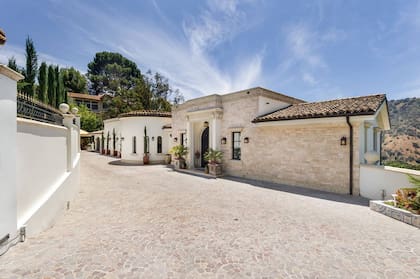 La mansión de Christian Nodal parece tener una mini casa para visitas