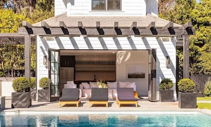 La mansión de Dakota Johnson y Chris Martin tiene una piscina exterior con camastros