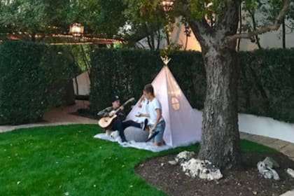 En el jardín también hay una carpa para los niños y los árboles están adornados con luces de colores