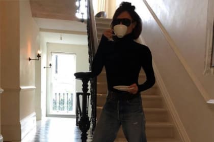 Los pisos están cubiertos de baldosas en blanco y negro, y numerosas luces montadas en la pared a lo largo del pasillo. Allí se levanta una amplia escalera