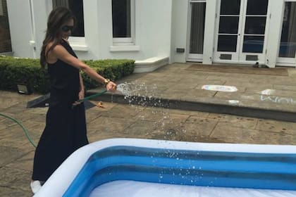 Otro de los lugares que más disfrutan los Beckham es el jardín. La pareja tiene un amplio patio, donde sus hijos juegan y también se entretienen con una piscina infantil inflable