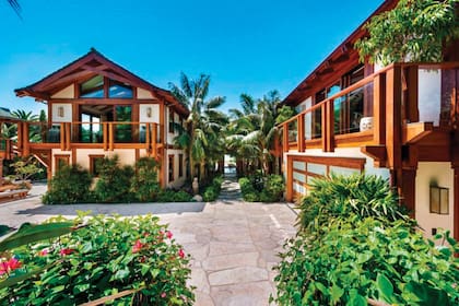 La mansión, de inspiración tailandesa, tiene acabados de madera teca y techos de cerámica verde. Además de la casa principal, hay una segunda propiedad para invitados, completamente equipada