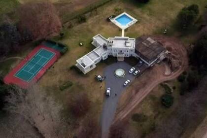 La mansión de Luján donde pasa su prisión domiciliaria "el rey de La Salada"