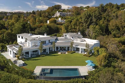 La mansión de más de 60 millones de dólares que Jennifer Lopez y Ben Affleck comparten en Beverly Hills.