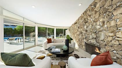 La mansión de Palm Springs está adornada primordialmente con una gama de colores neutros